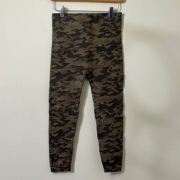 SPANX Pants - SPANX Look At Me Now Seamless Cropped Sage Camo Leggings Size L